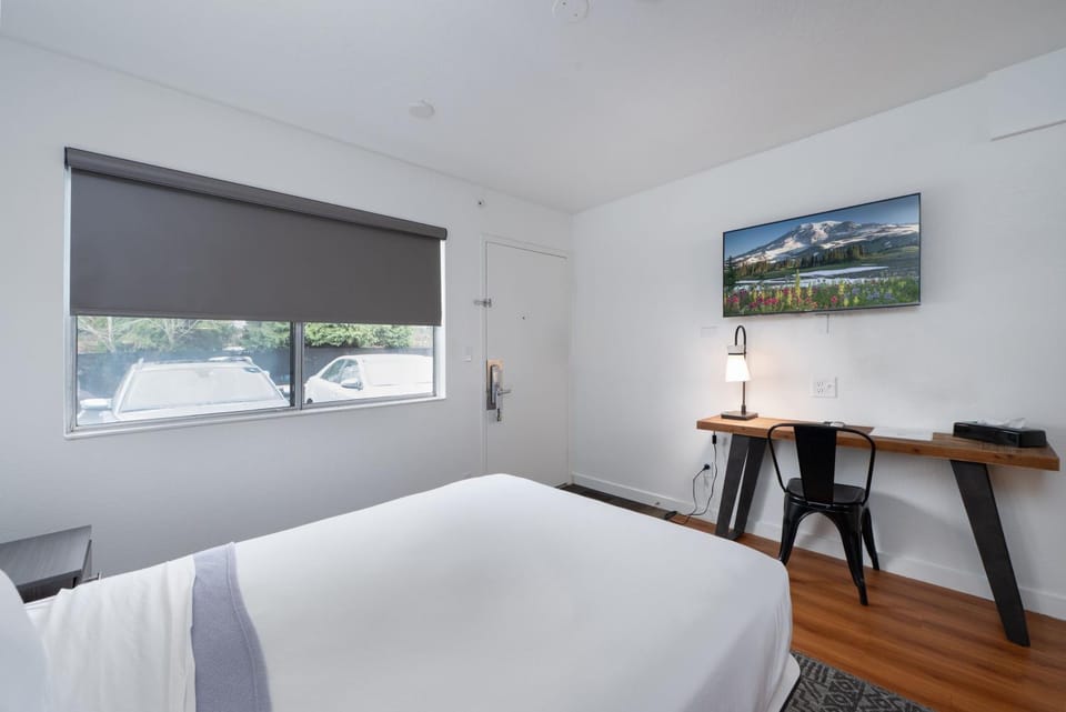 Bed, TV and multimedia, Bedroom