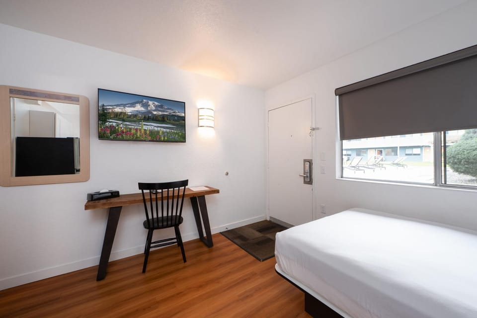 Bed, TV and multimedia, Bedroom