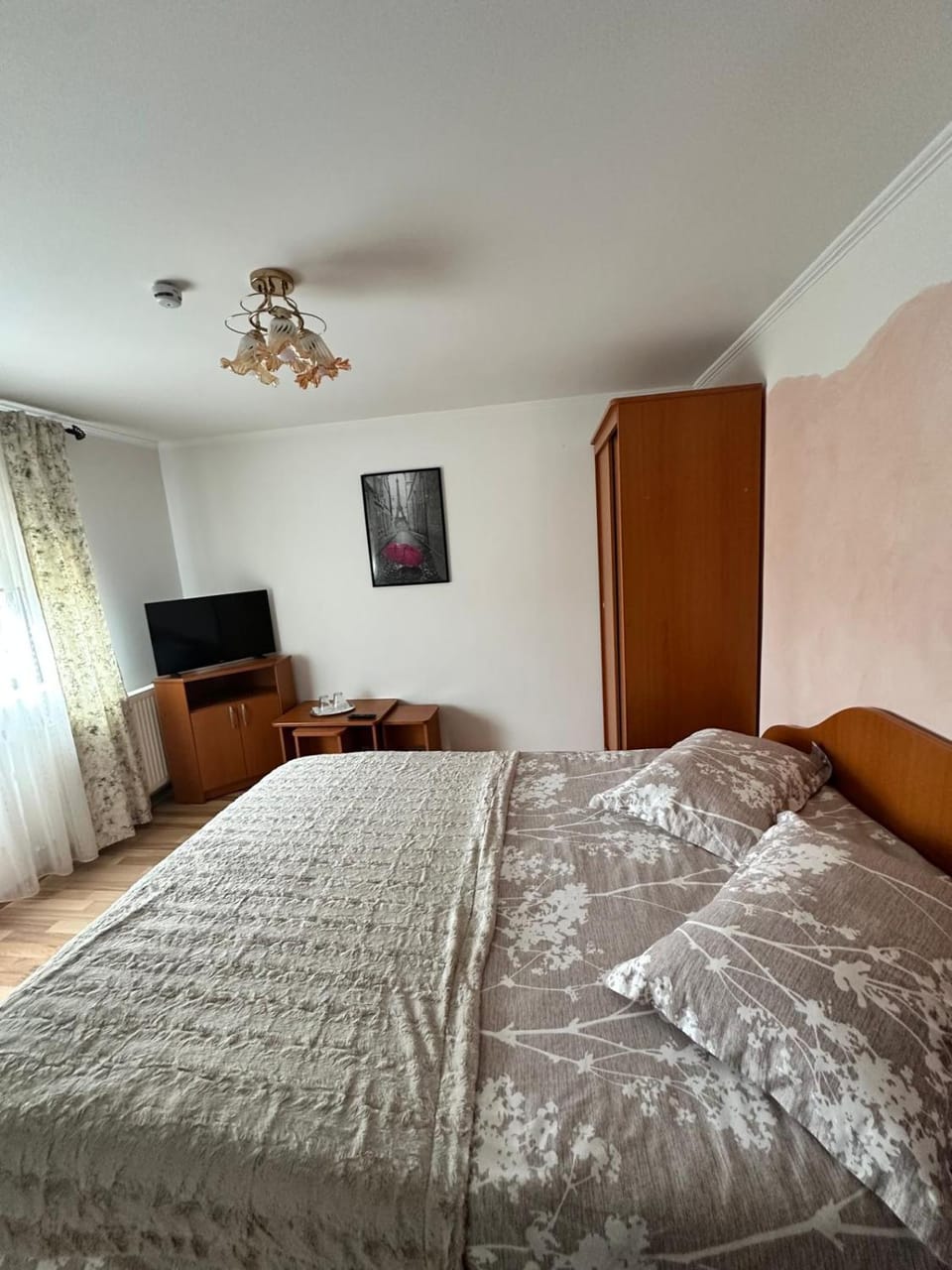 Bed, TV and multimedia, Photo of the whole room, Bedroom