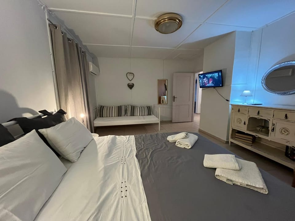 Bed, TV and multimedia, Photo of the whole room, Bedroom, towels