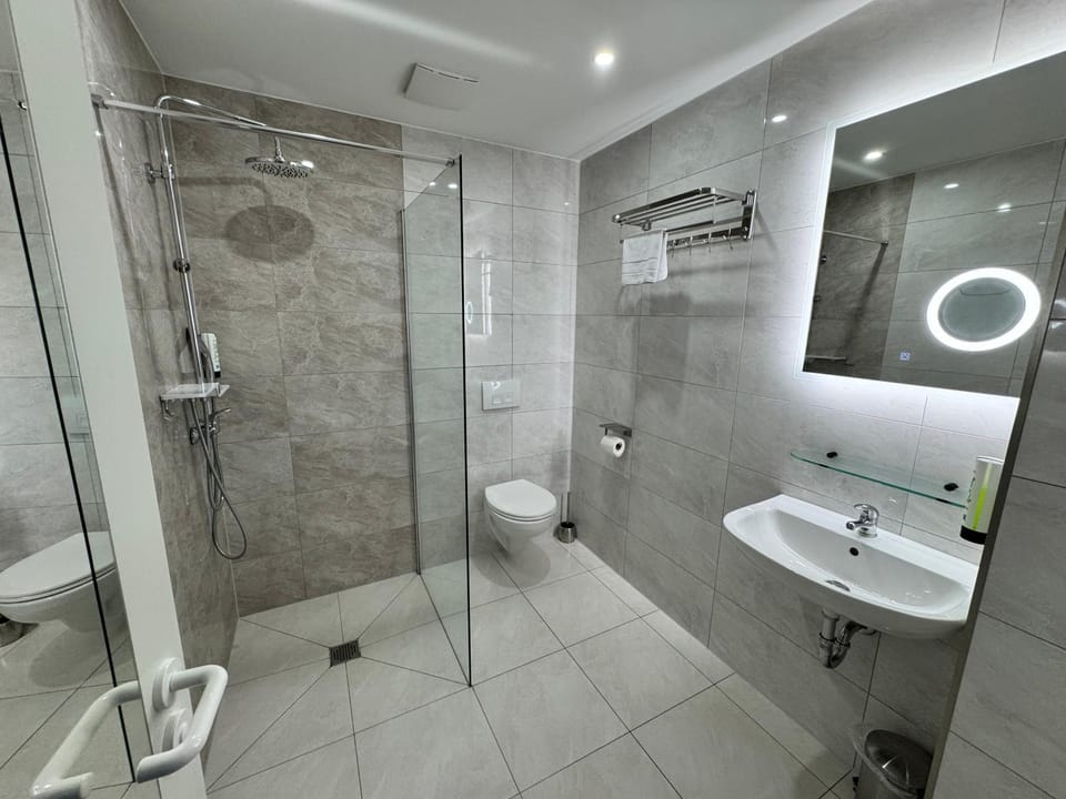 Shower, Toilet, Bathroom, towels