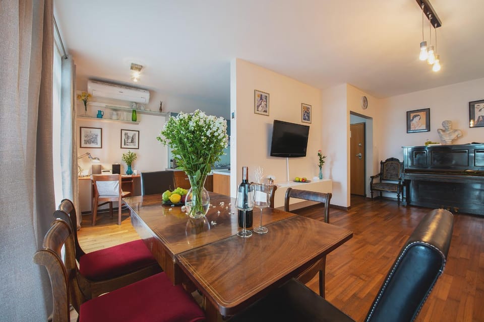 Living room, Decorative detail, Dining area