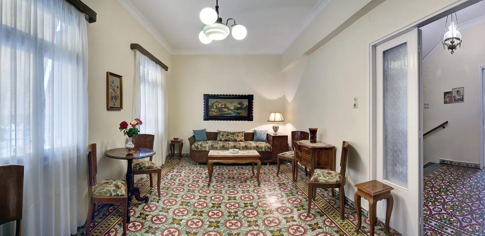 Living room, Photo of the whole room, Seating area
