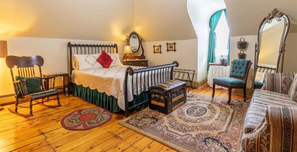 Bed, Seating area, Bedroom