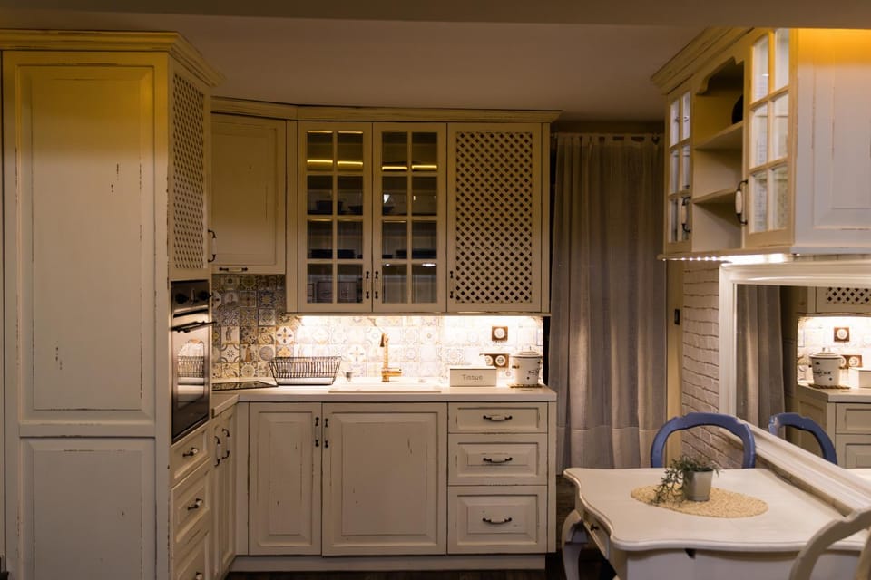 Kitchen or kitchenette, dishwasher, stove