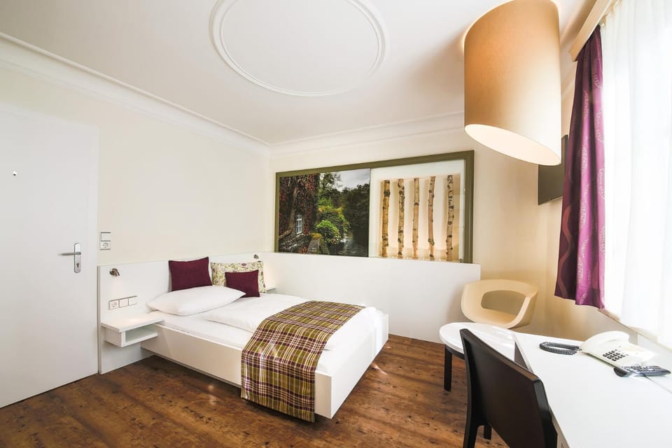 Bed, Photo of the whole room, Seating area, Bedroom, towels