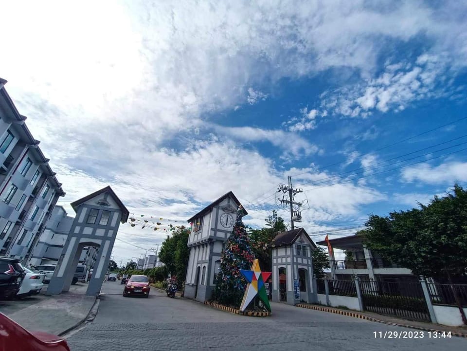 Mamby Gray's Place Balcony, Karaoke ,Wifi,Netflix &Kitchen Apartment in Bacoor