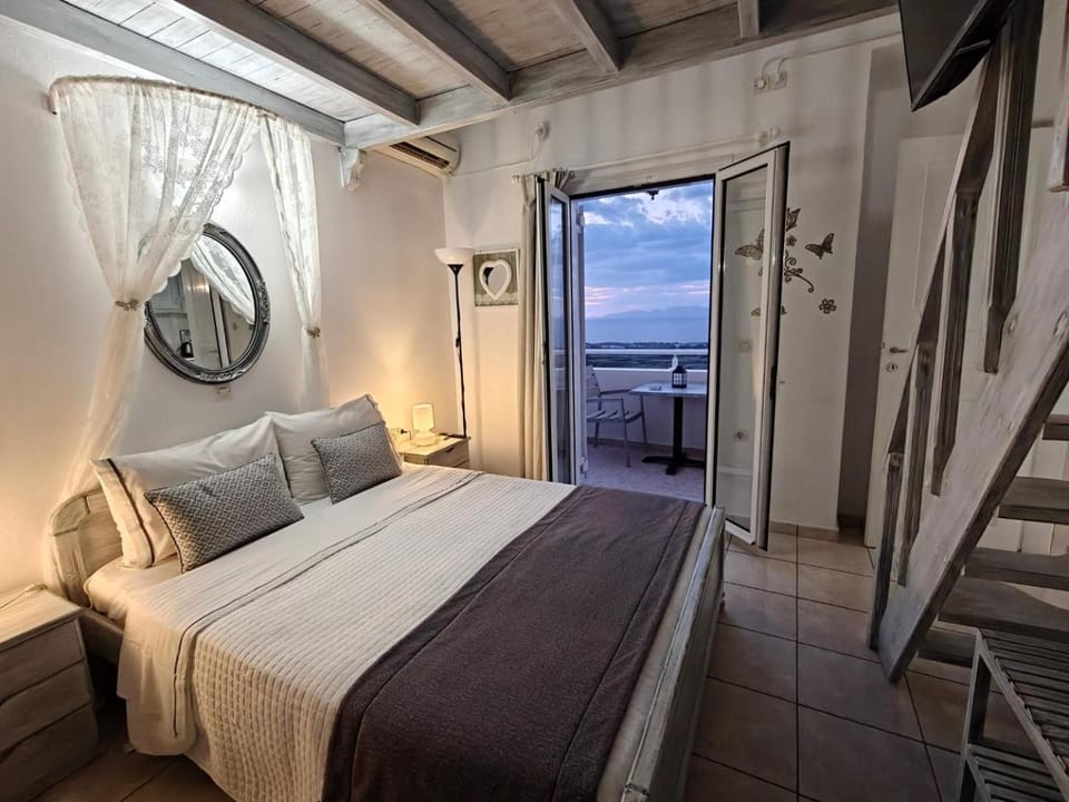 Kiklamino Sunset Suites Apartment hotel in Santorini