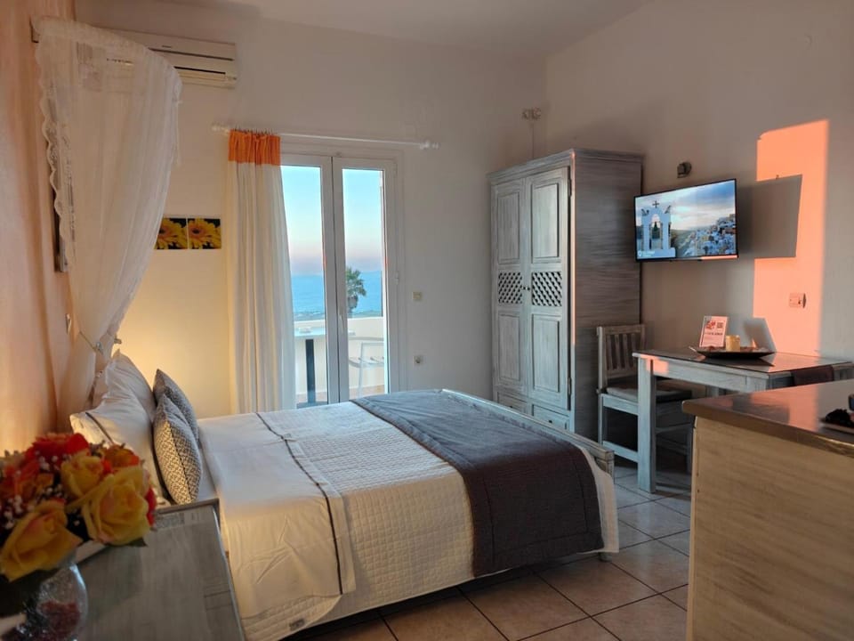 Kiklamino Sunset Suites Apartment hotel in Santorini