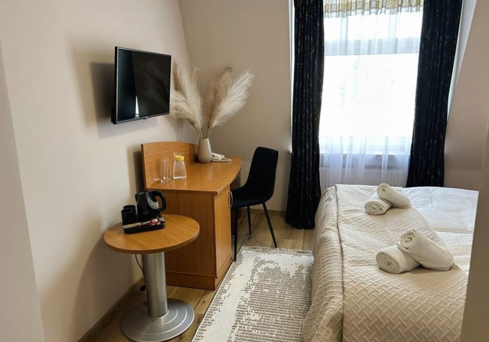 Bed, TV and multimedia, Living room, Photo of the whole room, Seating area, Evening entertainment, Bedroom, towels