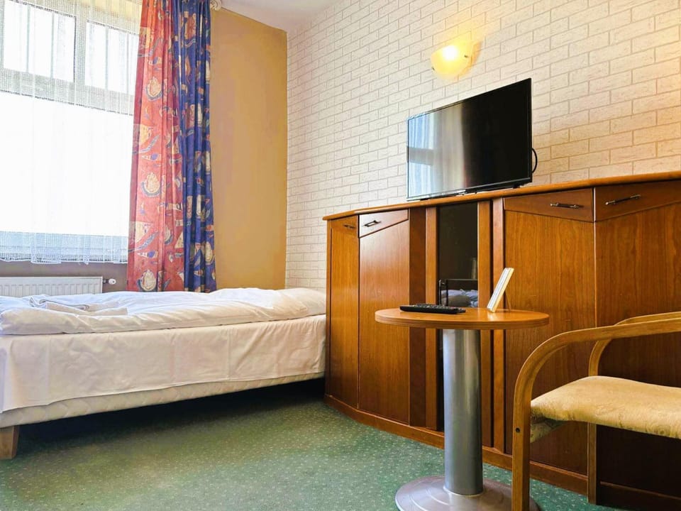 Bed, TV and multimedia, Other, Other, Other, Photo of the whole room, Evening entertainment, Bedroom, wardrobe