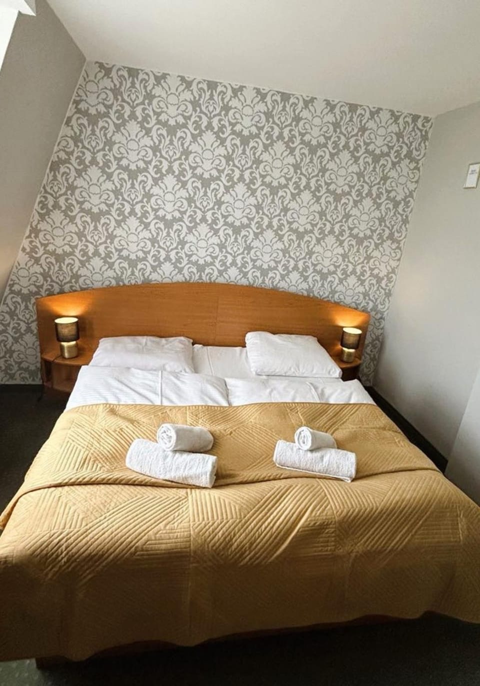 Bed, Other, Other, Other, Photo of the whole room, Bedroom, towels