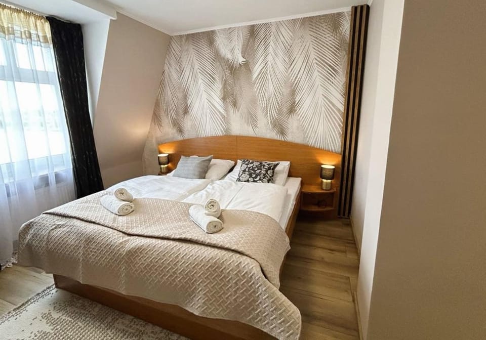 Bed, Other, Other, Other, Photo of the whole room, Seating area, Bedroom, towels