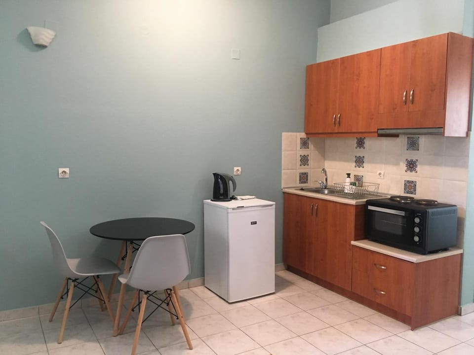 Coffee/tea facilities, Kitchen or kitchenette, Seating area, Dining area