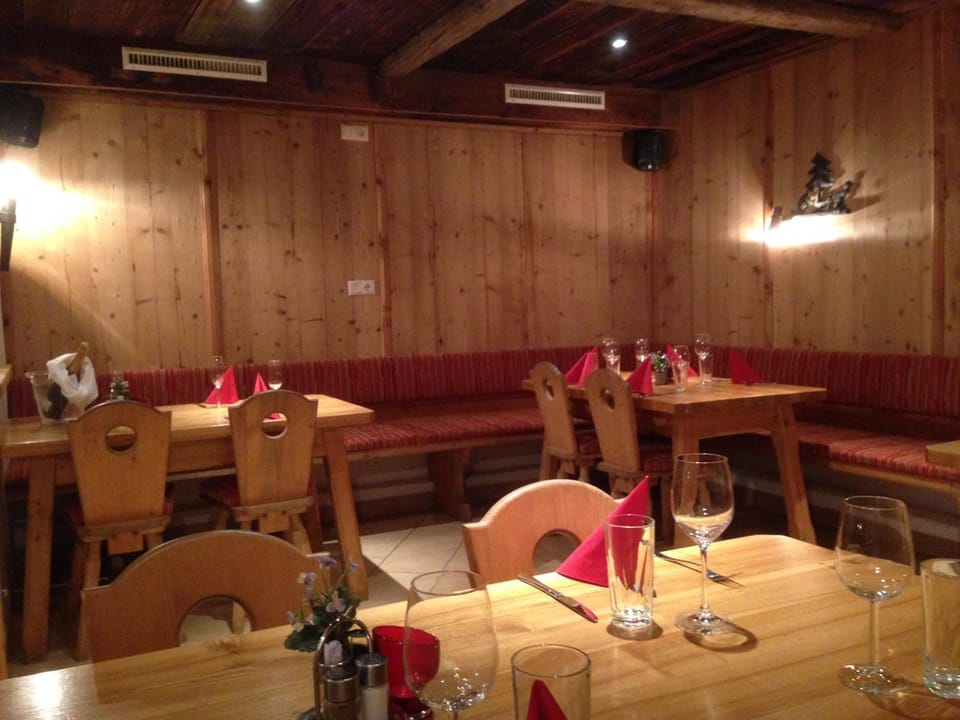 Restaurant/places to eat, Food and drinks, Banquet/Function facilities