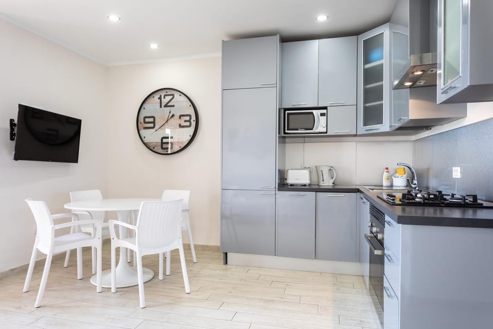 Kitchen or kitchenette, Dining area