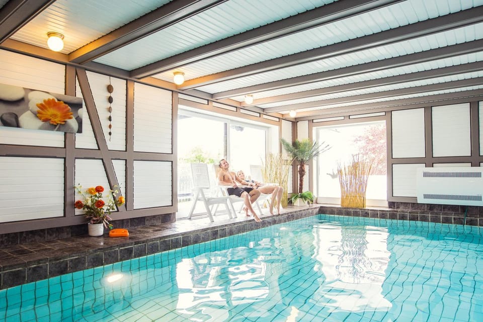 Day, Guests, Swimming pool