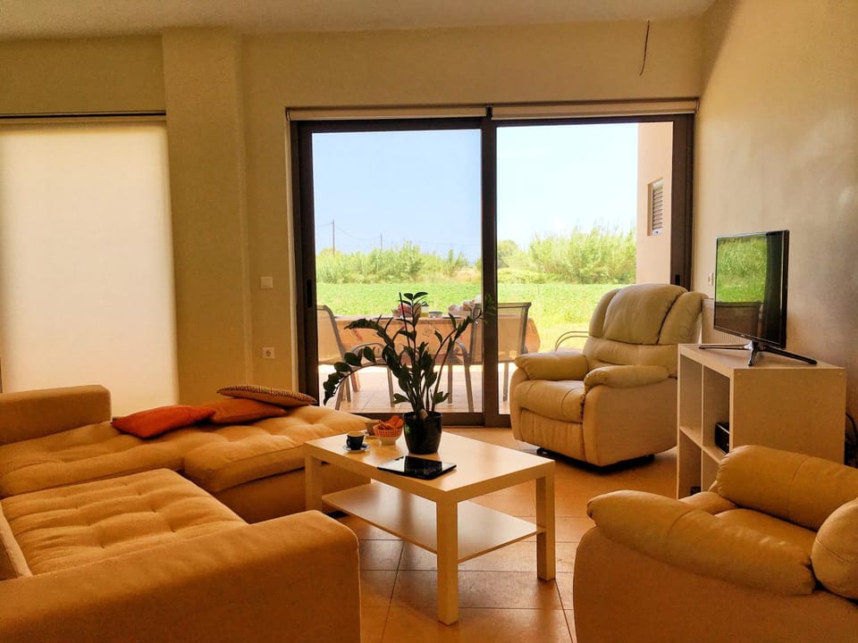 Communal lounge/ TV room, Facade/entrance, Day, Summer, TV and multimedia, Living room, Photo of the whole room, Seating area, On site, Garden view, Garden view, Sea view, Sea view