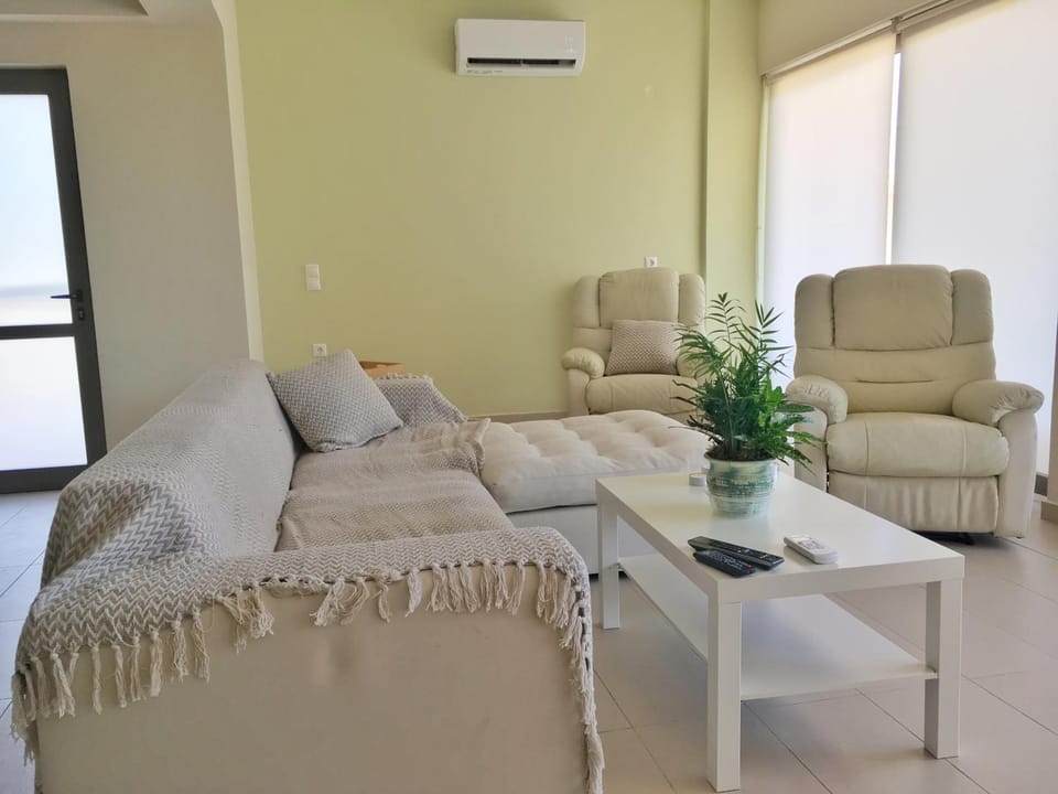 Communal lounge/ TV room, Day, Summer, Living room, Photo of the whole room, Seating area, On site