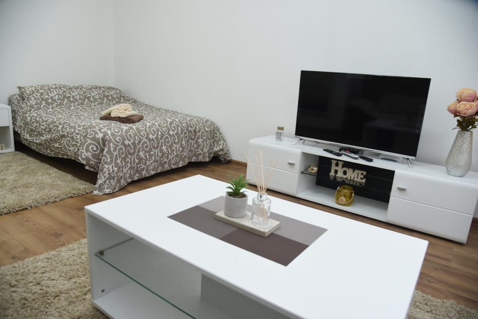 Bed, TV and multimedia, Living room, Photo of the whole room, Seating area