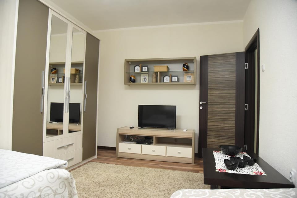 Bed, TV and multimedia, Living room, Photo of the whole room, Seating area, wardrobe