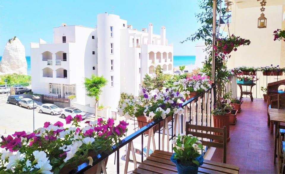 Communal lounge/ TV room, Balcony/Terrace, Landmark view, Sea view