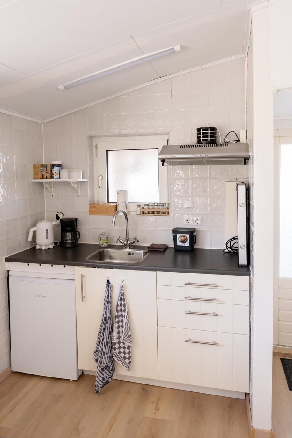 Coffee/tea facilities, Communal kitchen, stove
