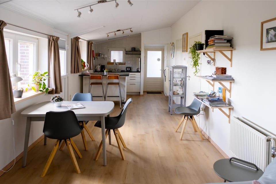 Facade/entrance, View (from property/room), Kitchen or kitchenette, Food and drinks, Seating area, Dining area, Communal kitchen, stove
