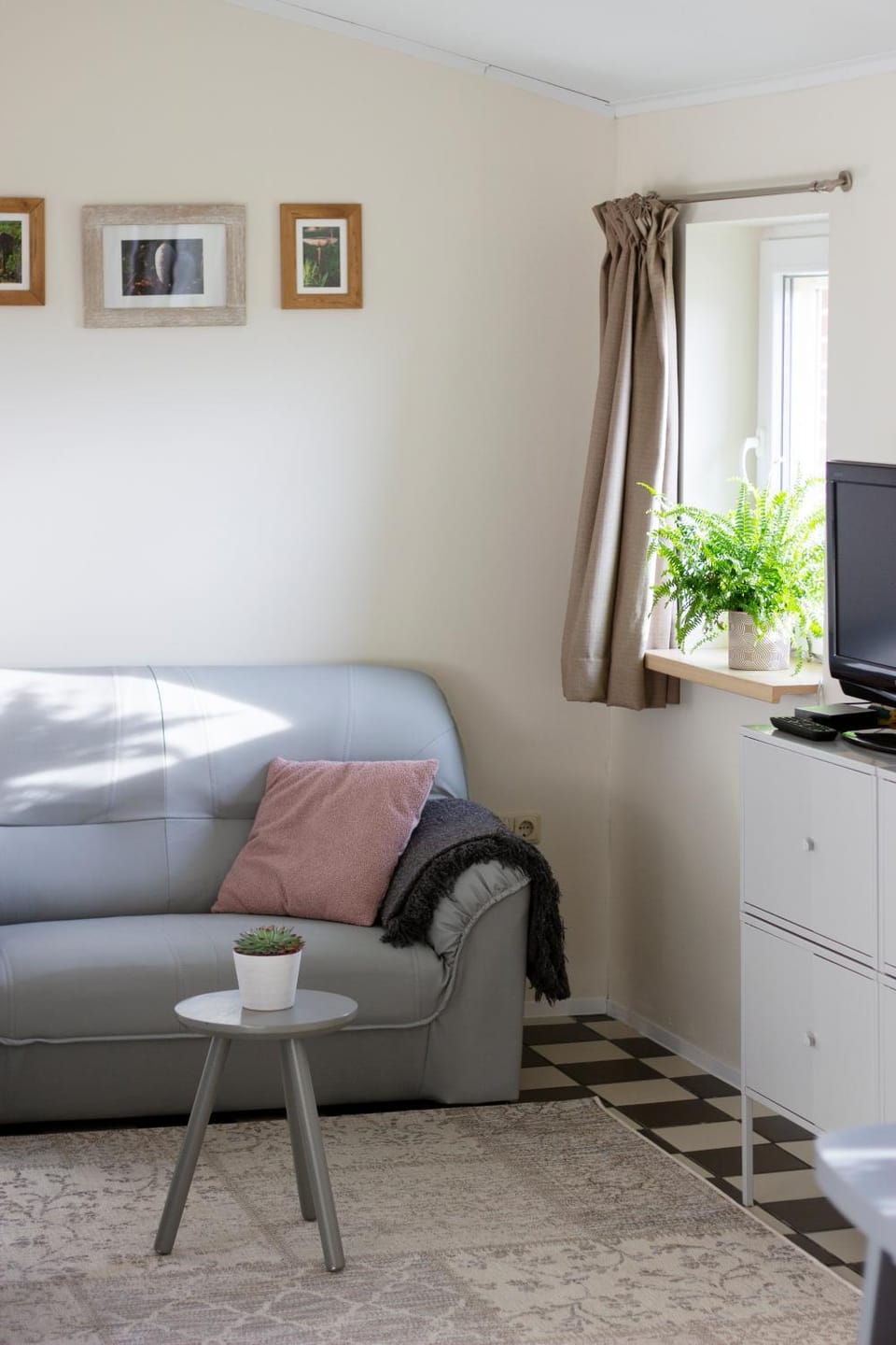 Communal lounge/ TV room, TV and multimedia, Decorative detail, Seating area, hair dresser