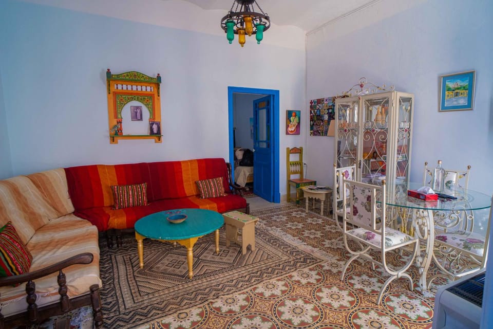 Restaurant/places to eat, Living room, Dining area