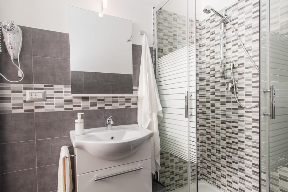 Shower, Bathroom, towels