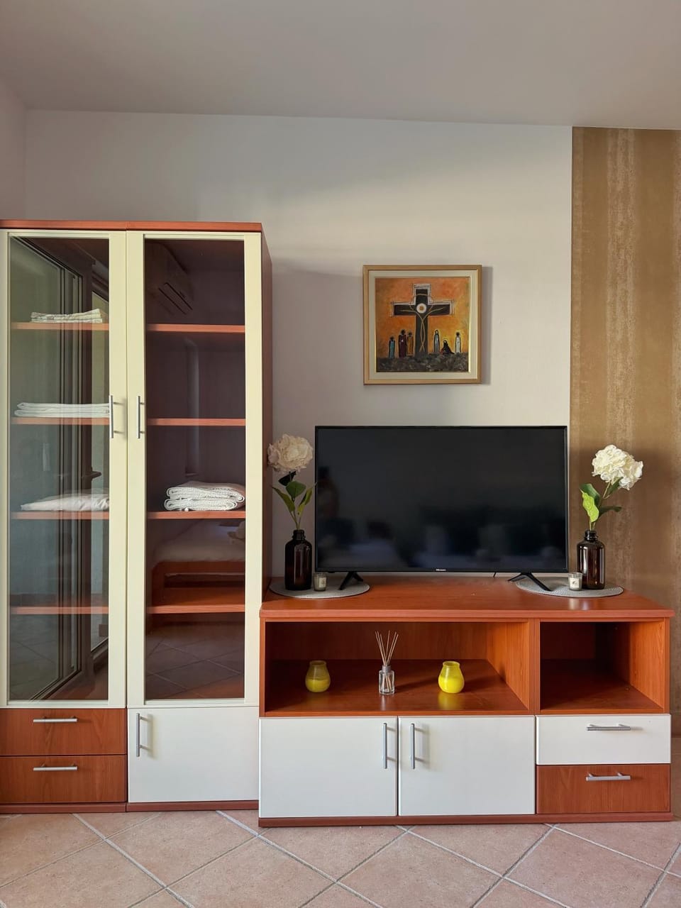 TV and multimedia, flat iron, towels