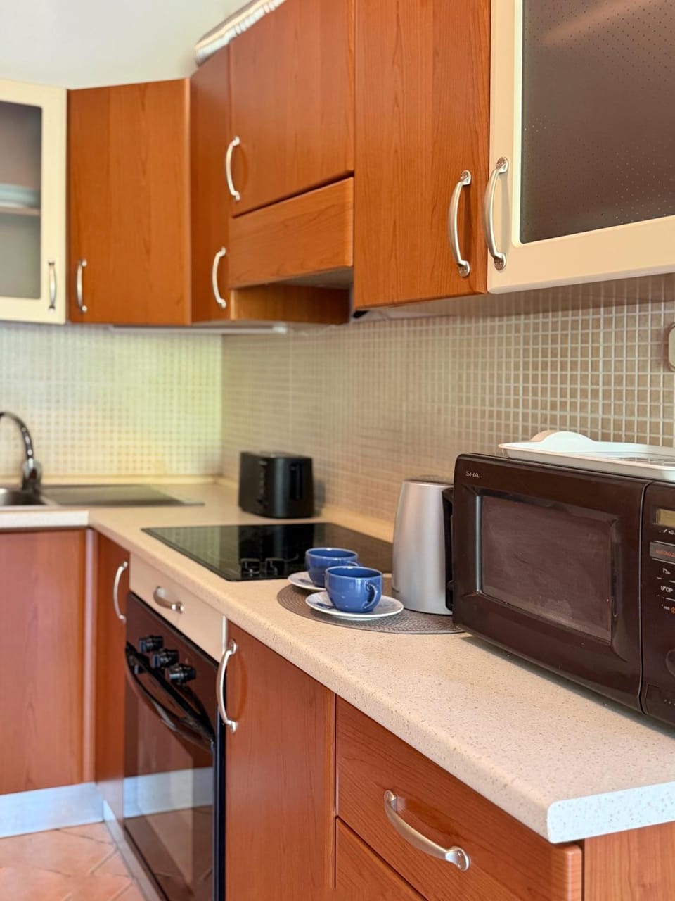 Coffee/tea facilities, Kitchen or kitchenette, microwave, stove, toaster, kitchen