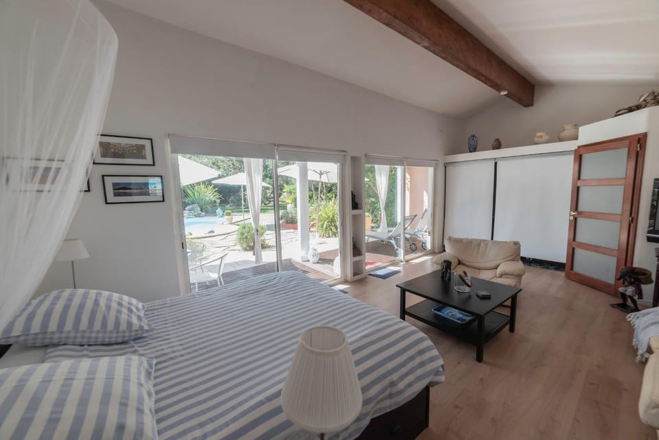 Bed, Living room, Seating area