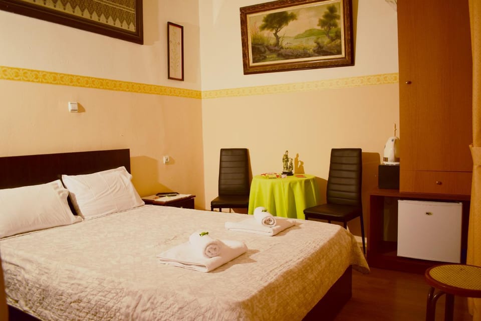 Bed, Day, Bedroom, Autumn, On site