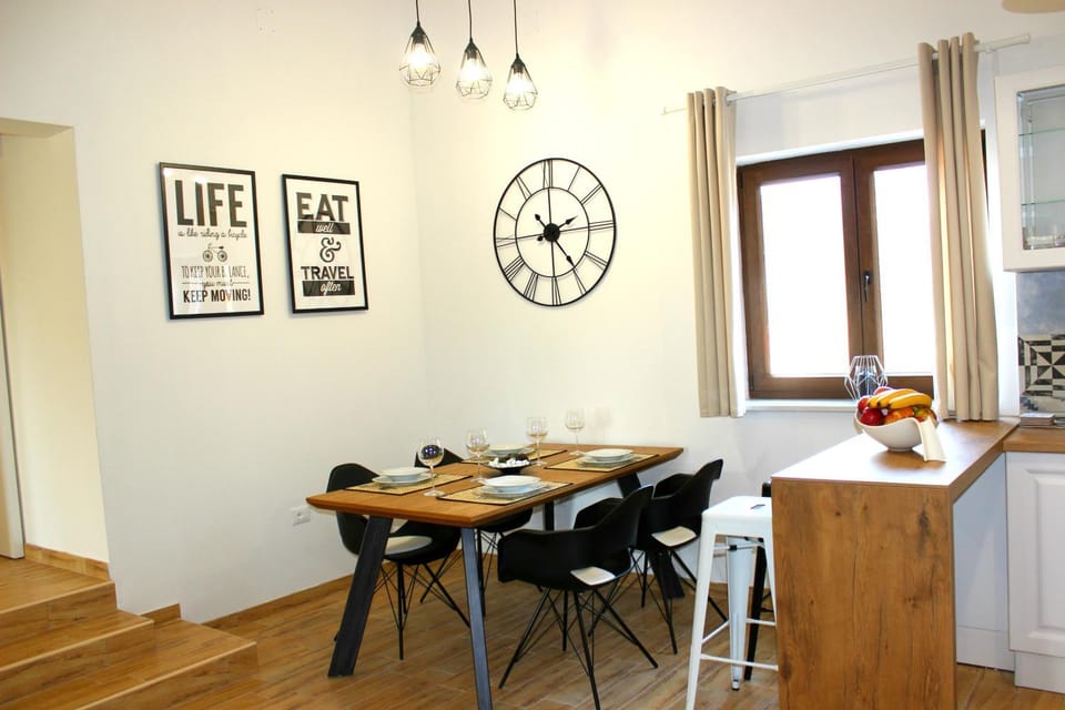 Seating area, Dining area