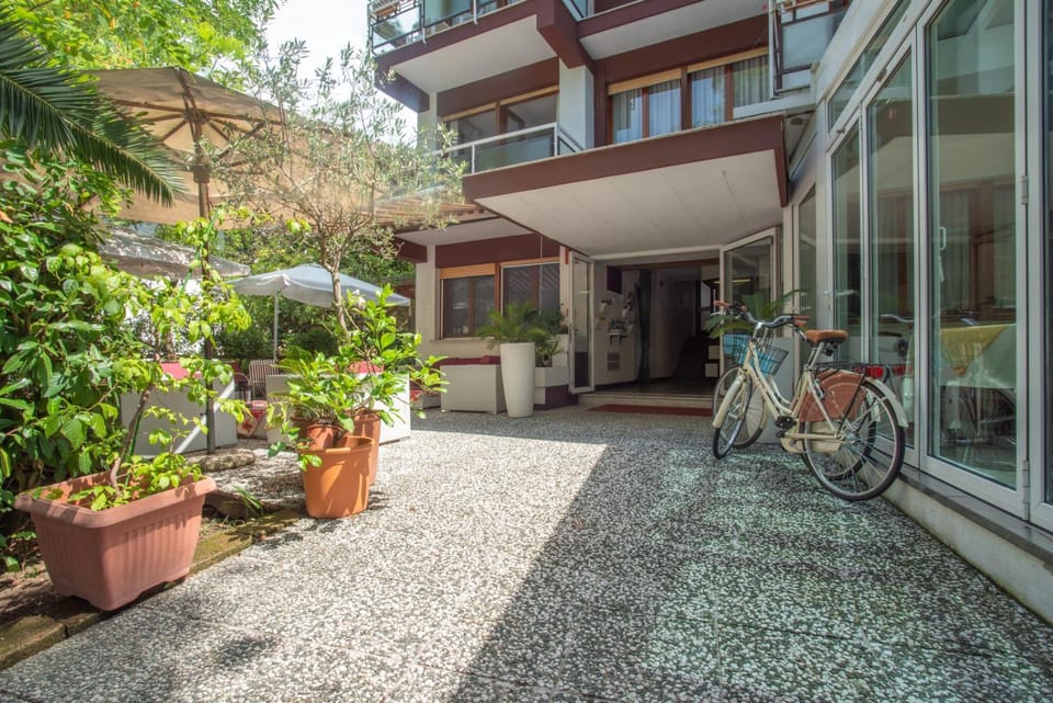 Property building, Patio, Facade/entrance