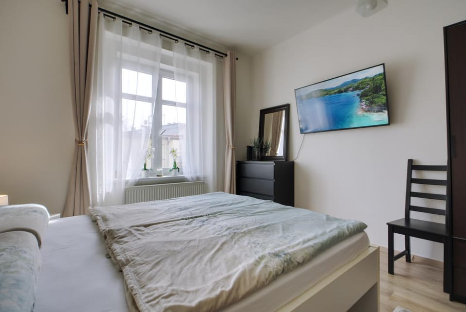 Bed, TV and multimedia, Bedroom