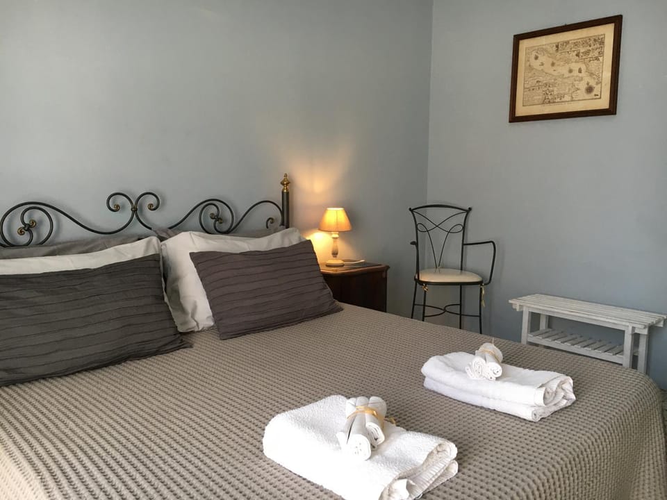 Bed, Photo of the whole room, towels