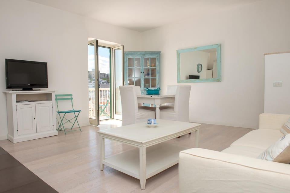 Communal lounge/ TV room, TV and multimedia, Living room, Seating area, City view