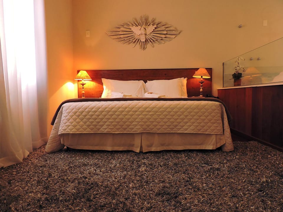 Bed, Hot Tub, Photo of the whole room, Decorative detail, Bedroom, flat iron