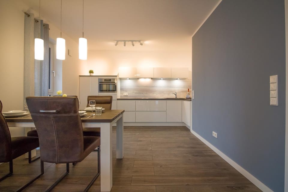 Kitchen or kitchenette, Dining area