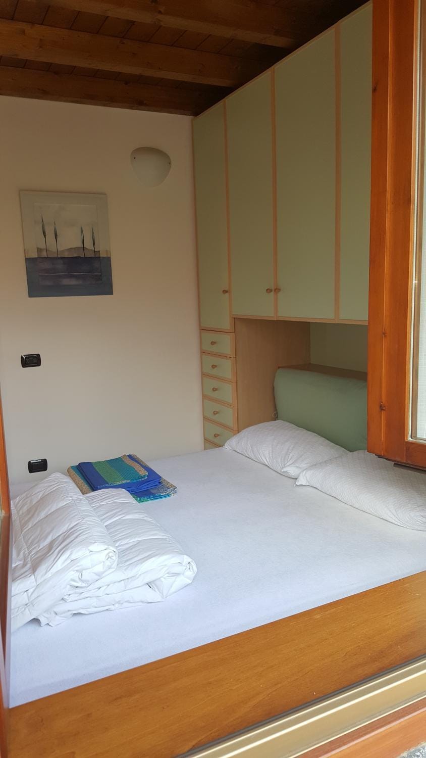 A due passi dalla spiaggia House in Colico