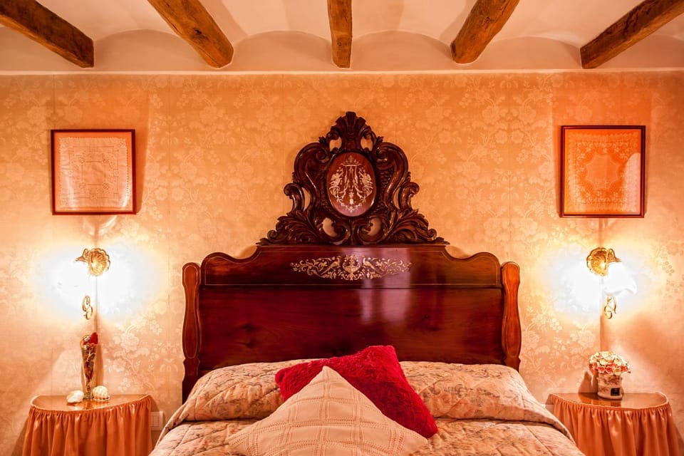Photo of the whole room, Decorative detail, Bedroom