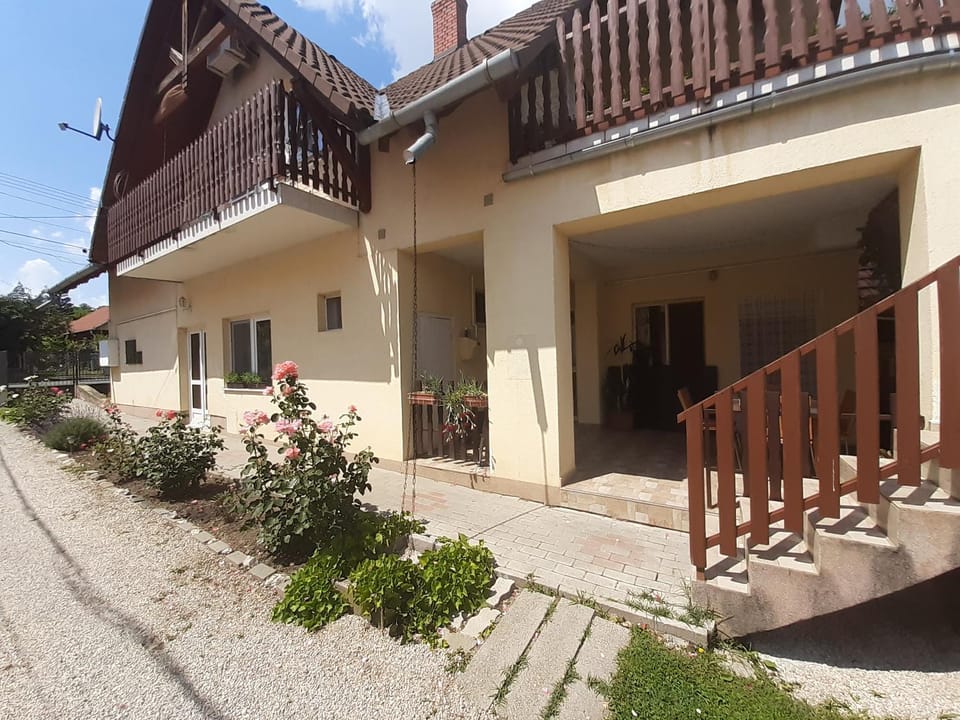 Livi Apartman merevfalú kerti medencével Apartment in Hungary