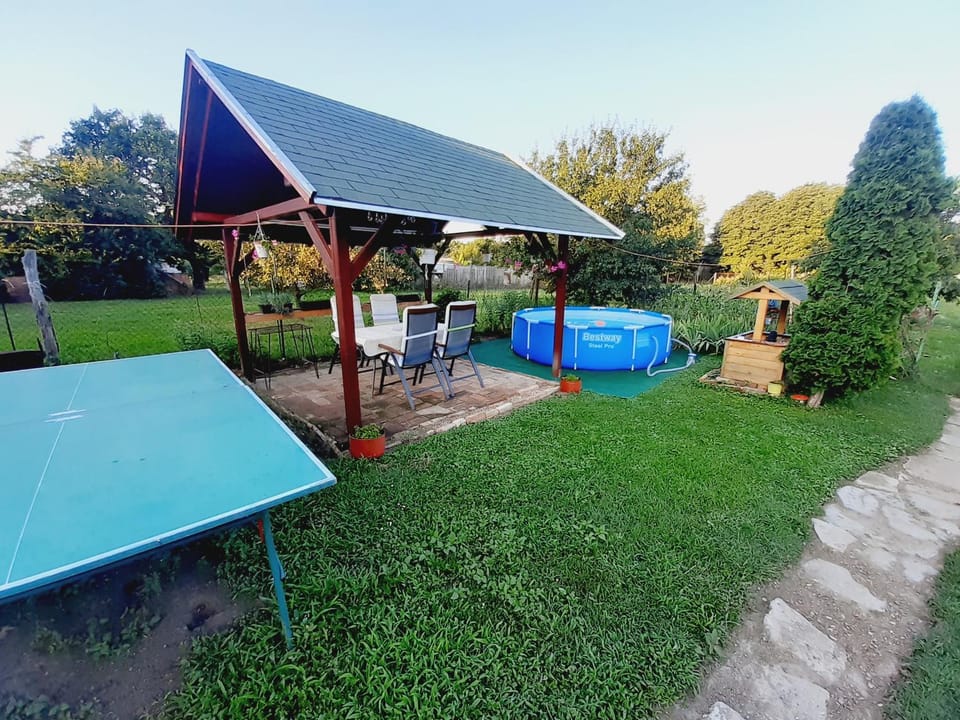 Livi Apartman merevfalú kerti medencével Apartment in Hungary