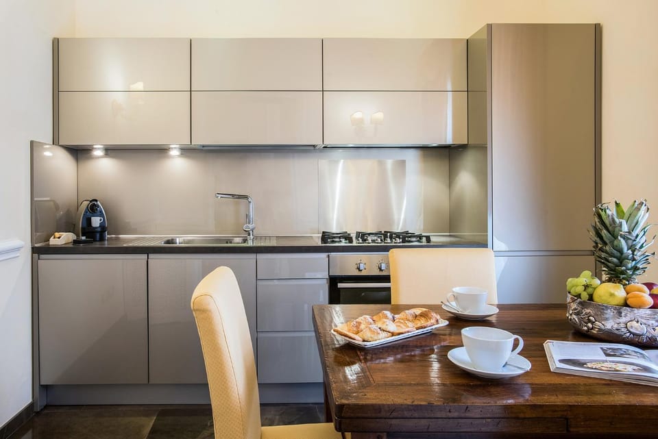 Kitchen or kitchenette, Dining area