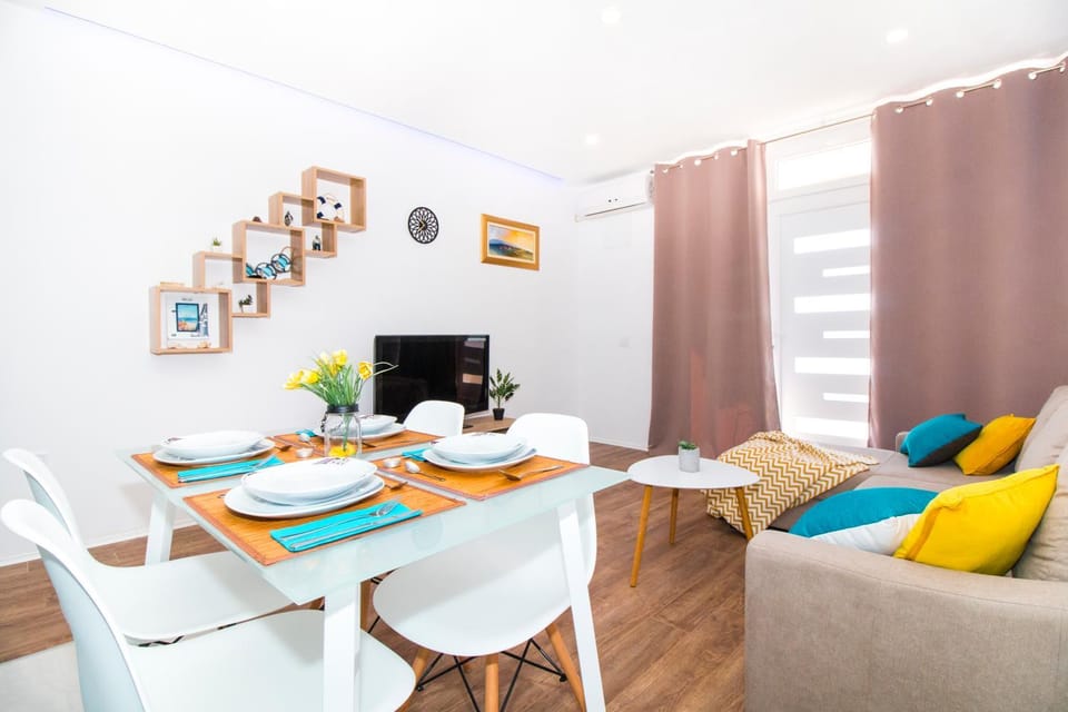 TV and multimedia, Living room, Seating area, Dining area