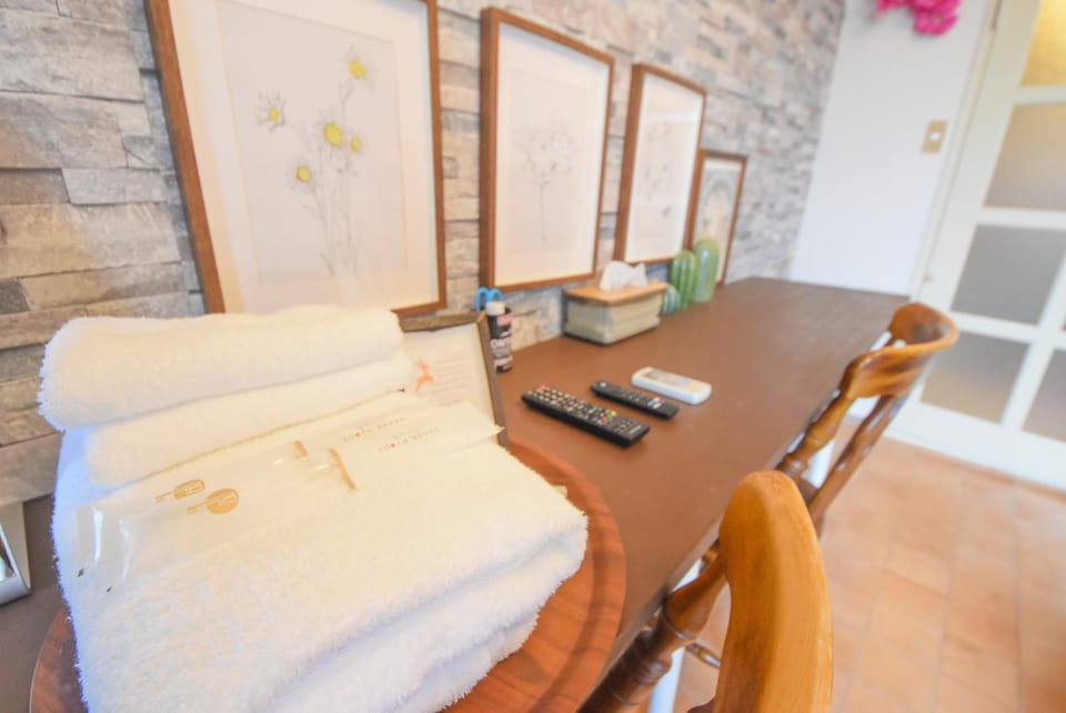 Photo of the whole room, towels