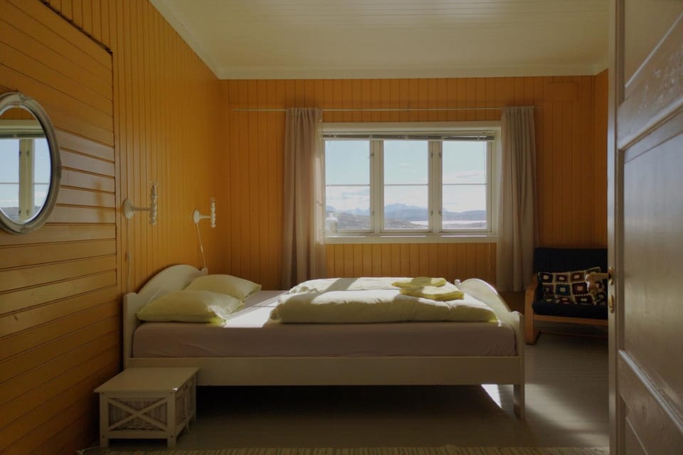 Bedroom, Mountain view